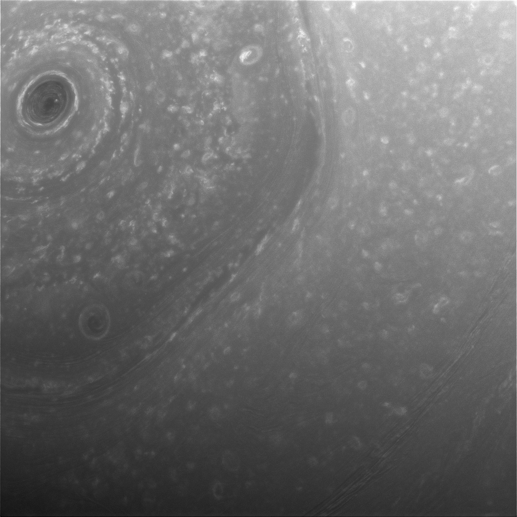 Første nærbilleder af Saturns skytoppe 