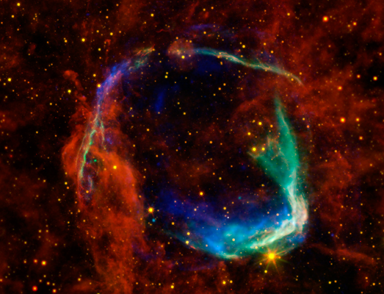 Esta imagen combina datos de cuatro telescopios espaciales diferentes para crear una vista multi-longitud de onda de todo lo que queda de el ejemplo más antiguo documentado de una supernova, llamada RCW 86.